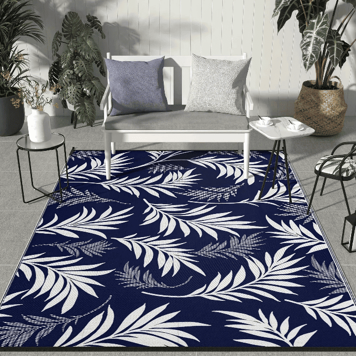 Tapis extérieur jardin avec motif de feuilles blanches sur fond bleu