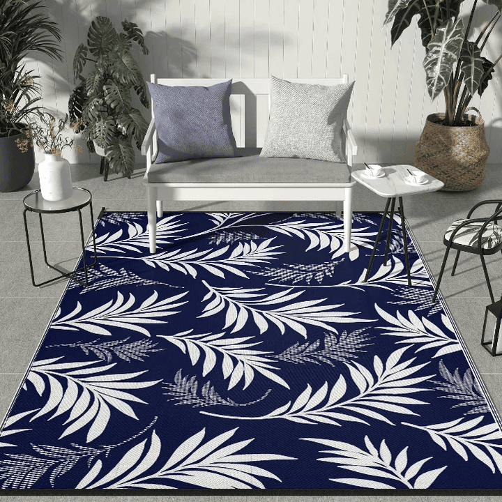 Tapis extérieur jardin avec motif de feuilles blanches sur fond bleu
