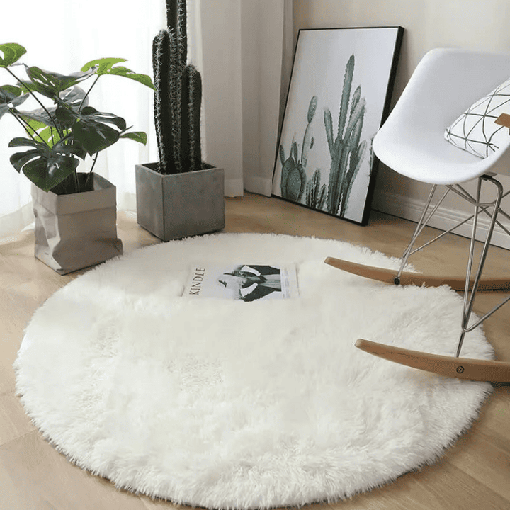 Grand tapis rond blanc 160 cm moelleux et décoratif, idéal pour apporter douceur et luminosité à un intérieur.