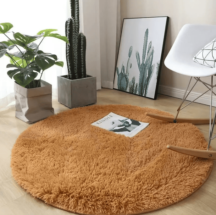 Tapis salon rond camel doux et confortable, parfait pour une décoration chaleureuse et élégante.