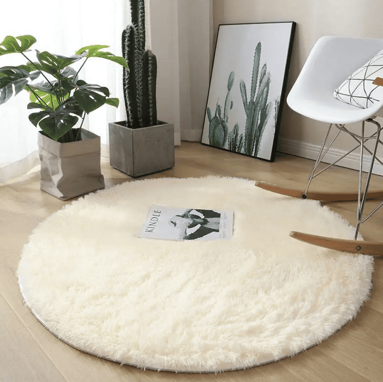 Tapis rond crème doux et décoratif, conçu pour apporter confort, chaleur et élégance à la décoration intérieure.