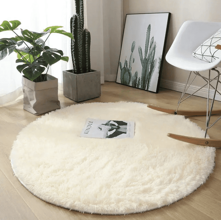 Tapis rond crème doux et décoratif, conçu pour apporter confort, chaleur et élégance à la décoration intérieure.