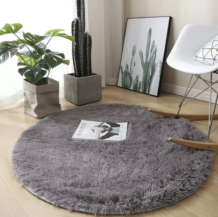 Tapis rond gris moderne et confortable avec texture douce, adapté au salon, à la chambre ou à un coin détente.