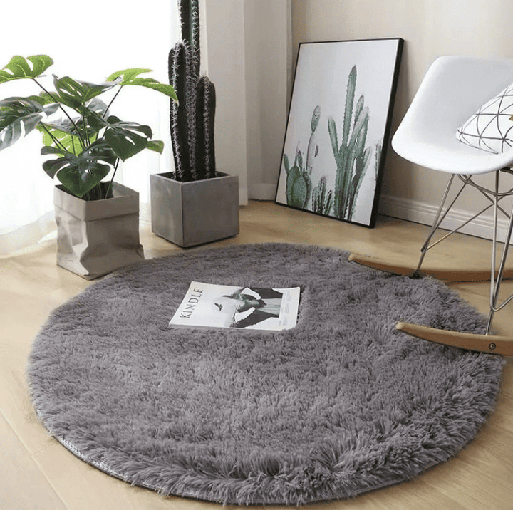 Tapis rond gris moderne et confortable avec texture douce, adapté au salon, à la chambre ou à un coin détente.