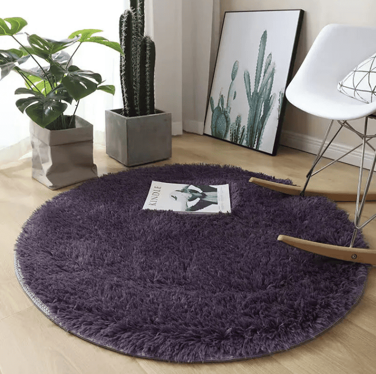 Tapis rond violet moelleux pour salon ou chambre, offrant une texture douce et un confort agréable au quotidien.