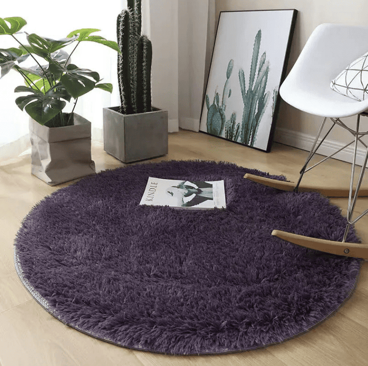 Tapis rond violet moelleux pour salon ou chambre, offrant une texture douce et un confort agréable au quotidien.
