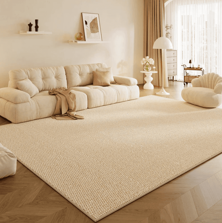 Grand tapis salon anti tache beige installé dans un intérieur moderne et lumineux avec canapé et décoration contemporaine.