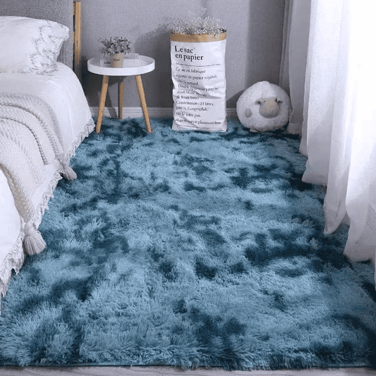 Tapis salon moelleux bleu à poils longs apportant confort, douceur et décoration moderne à une chambre.