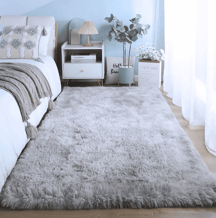 Tapis salon moelleux gris avec texture épaisse et douce idéal pour créer une atmosphère chaleureuse et confortable.