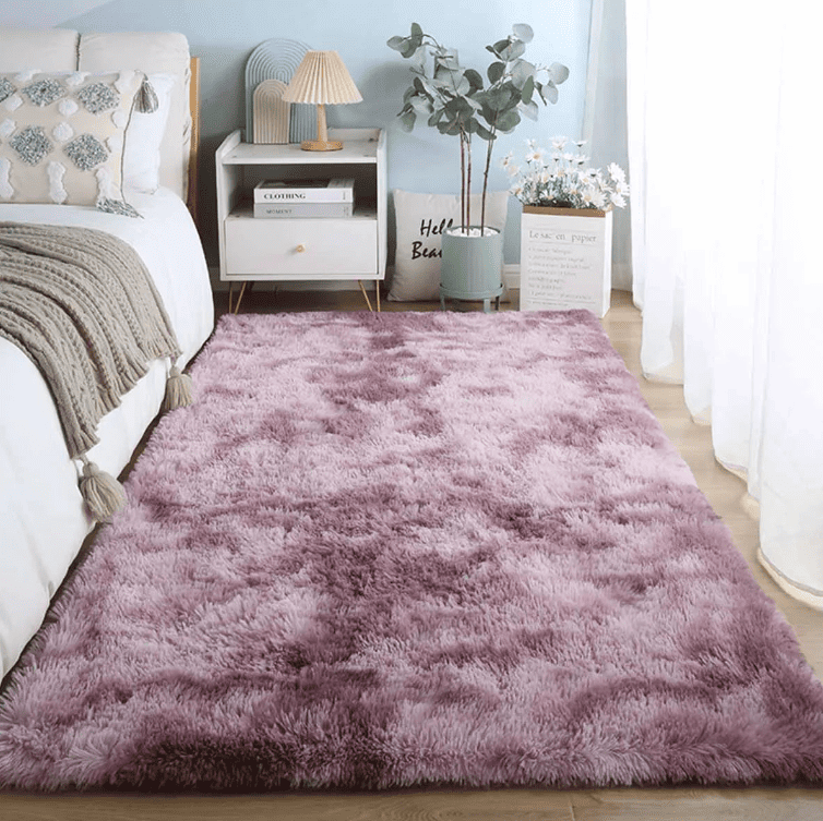 Tapis salon moelleux rose à longues fibres douces installé dans une chambre élégante pour une ambiance cocooning.