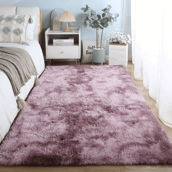 Tapis salon moelleux rose à longues fibres douces installé dans une chambre élégante pour une ambiance cocooning.