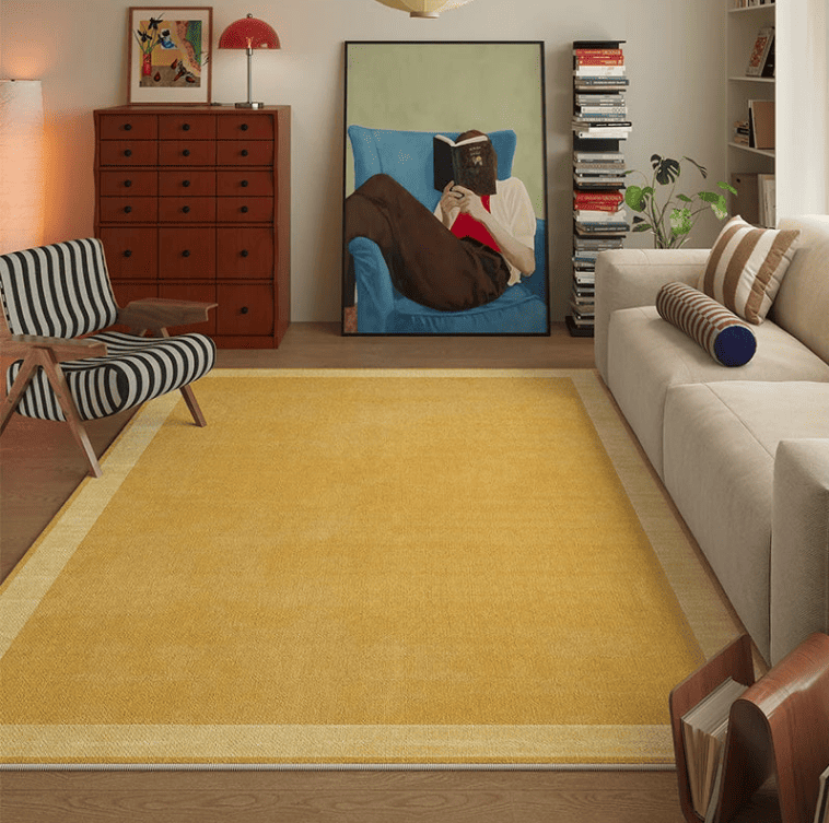 Tapis salon moutarde moderne installé dans un salon élégant avec décoration chaleureuse, idéal pour apporter du caractère et du confort à l’intérieur.