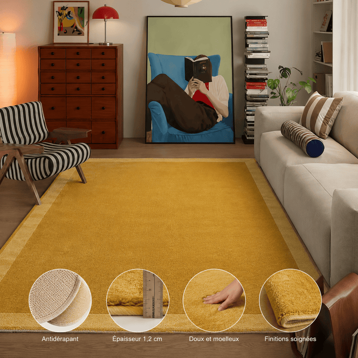 Tapis salon moutarde décoratif dans un intérieur moderne avec mobilier contemporain, parfait pour une ambiance chaleureuse et raffinée.