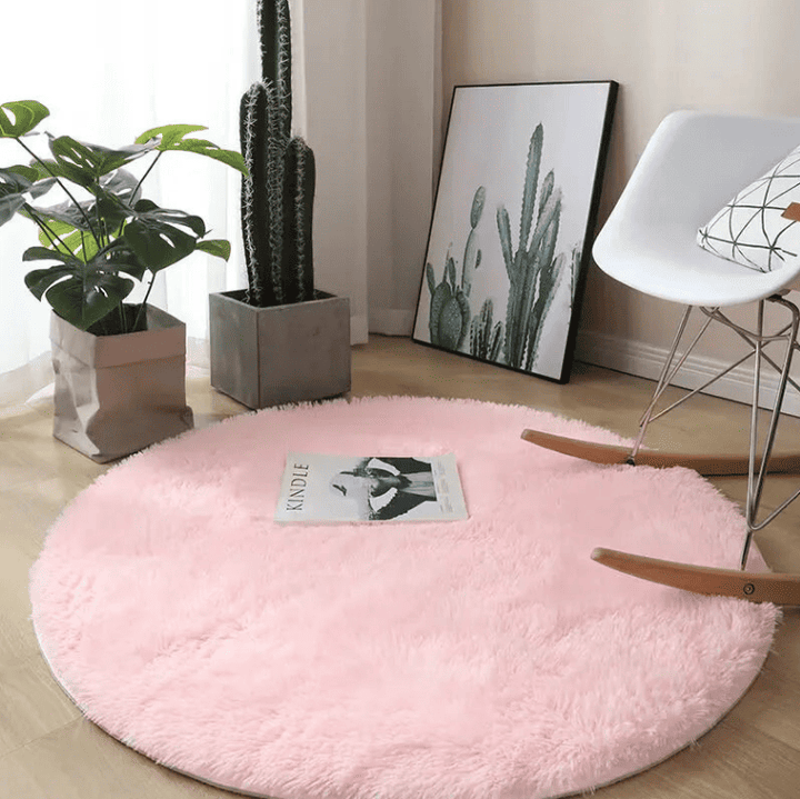 Tapis salon rond 160 cm rose moelleux et doux, idéal pour créer une ambiance cocooning et chaleureuse dans une chambre ou un salon.