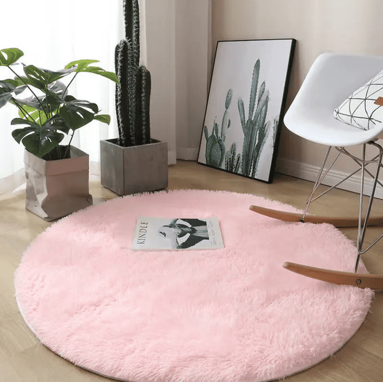Tapis salon rond 160 cm rose moelleux et doux, idéal pour créer une ambiance cocooning et chaleureuse dans une chambre ou un salon.
