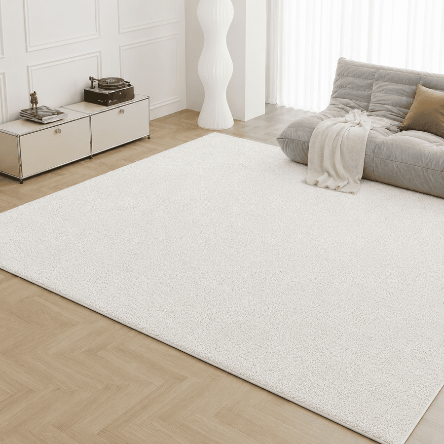 Tapis écru salon 200x300 moelleux installé dans un salon moderne et lumineux avec décoration minimaliste.