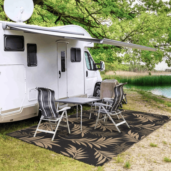 Tapis extérieur jardin avec motif de feuilles tropicales, idéal pour camping-car et terrasse.