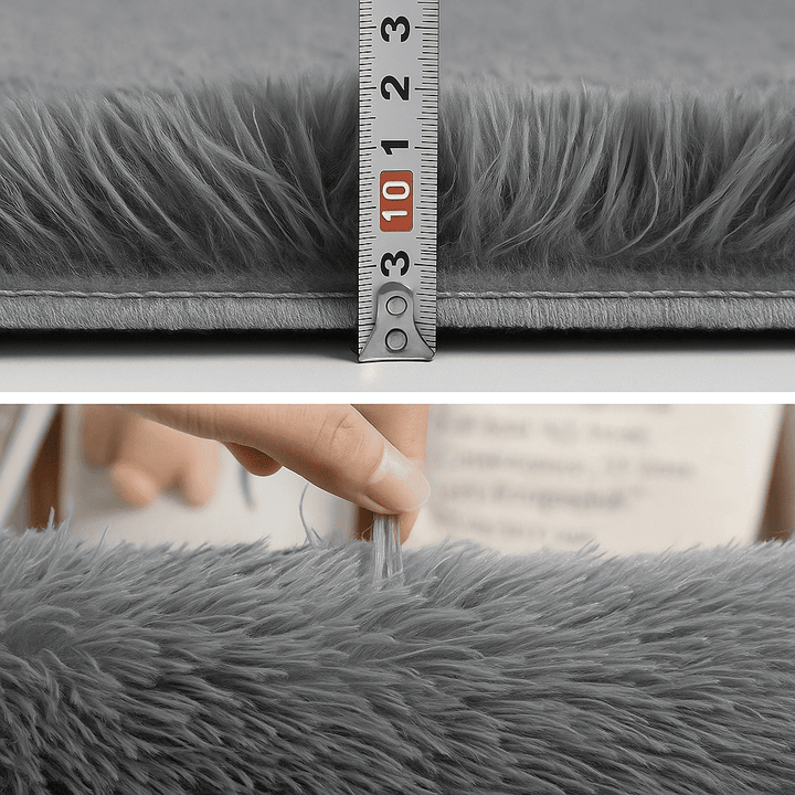 Main mesurant l’épaisseur d’un tapis gris moelleux en polyester, parfait pour un salon cosy et moderne.
