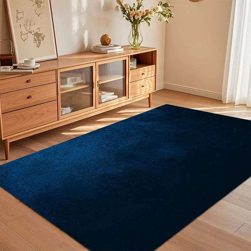 Tapis salon bleu marine rectangulaire installé dans un salon moderne avec mobilier en bois clair.
