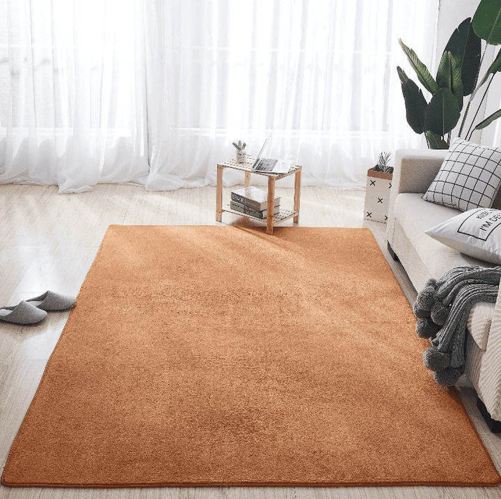 Tapis salon couleur terracotta rectangulaire doux installé dans un salon moderne lumineux.