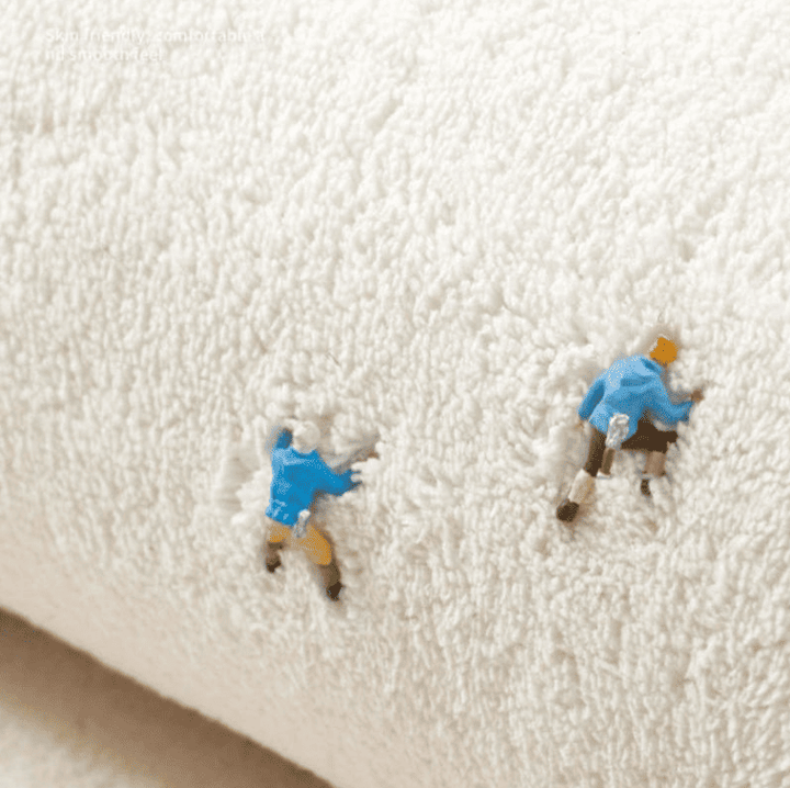 Gros plan sur la texture douce et moelleuse du tapis salon moderne offrant confort et sensation agréable sous les pieds.