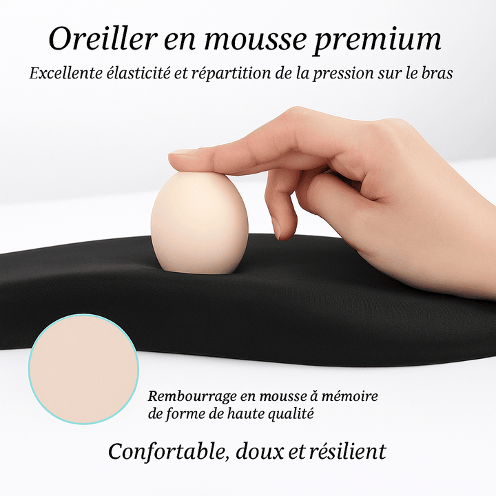 Gros plan d’un tapis de souris ergonomique montrant la mousse à mémoire de forme qui épouse délicatement un objet sphérique, illustrant son confort et son soutien optimal du poignet.