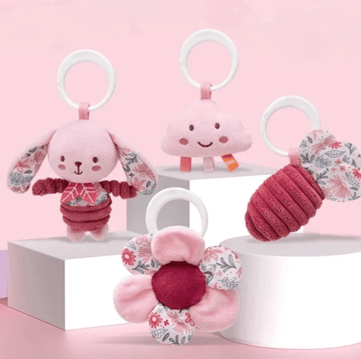 Détails des jouets suspendus et textures du tapis d’éveil évolutif 3 en 1