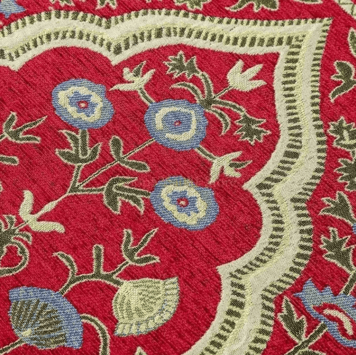 gros plan sur les motifs floraux d’un tapis de prière rouge au design raffiné