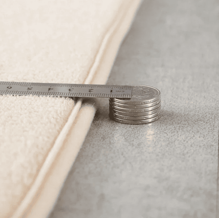Image rapprochée montrant l'épaisseur d'un tapis salon XXL beige