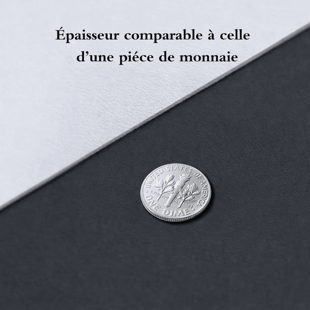 Épaisseur fine du tapis de souris cuir noir comparée à une pièce