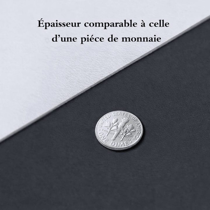 Épaisseur fine du tapis de souris cuir noir comparée à une pièce