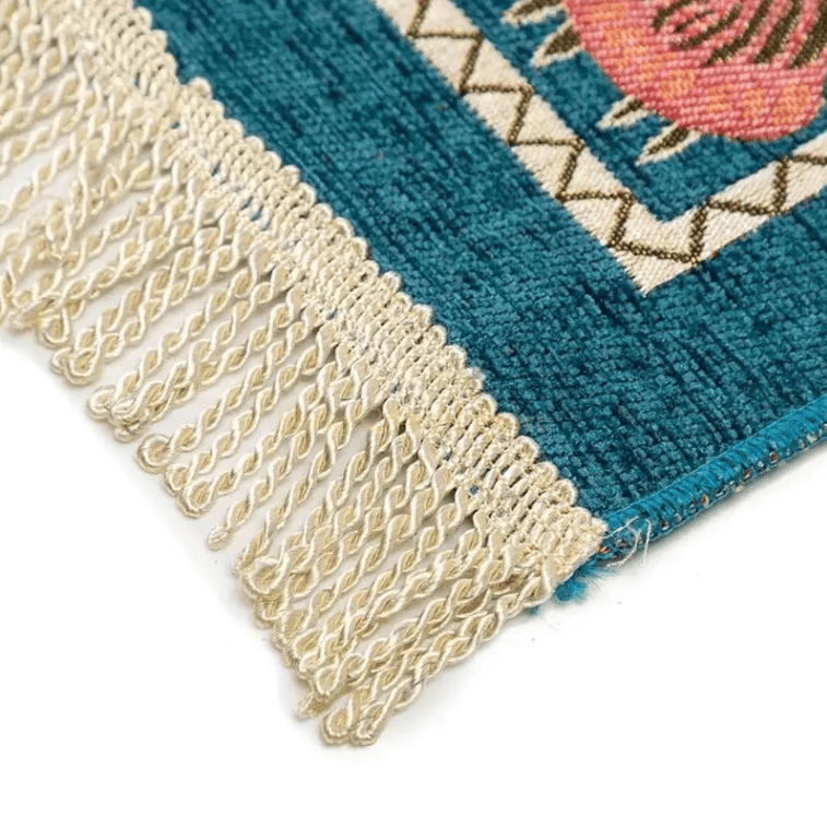 détail des franges et du tissu d’un petit tapis de prière confortable et élégant