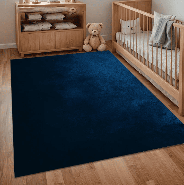 Grand tapis salon bleu marine confortable installé dans une chambre avec parquet et mobilier moderne.