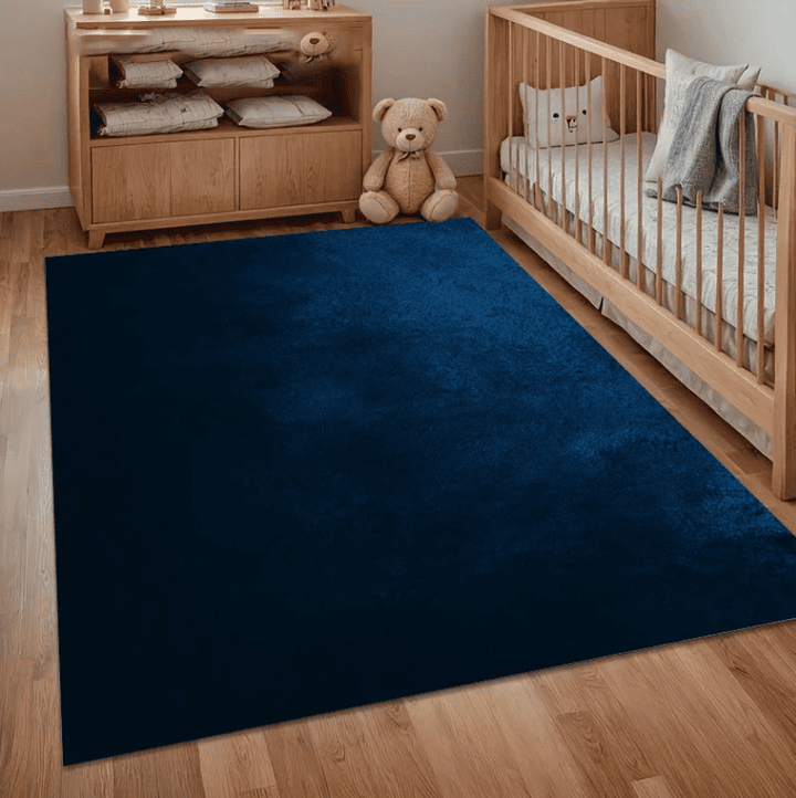 Grand tapis salon bleu marine confortable installé dans une chambre avec parquet et mobilier moderne.