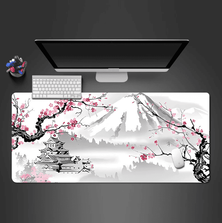 Grand tapis de bureau japonais motif sakura couvrant clavier et souris sur setup complet