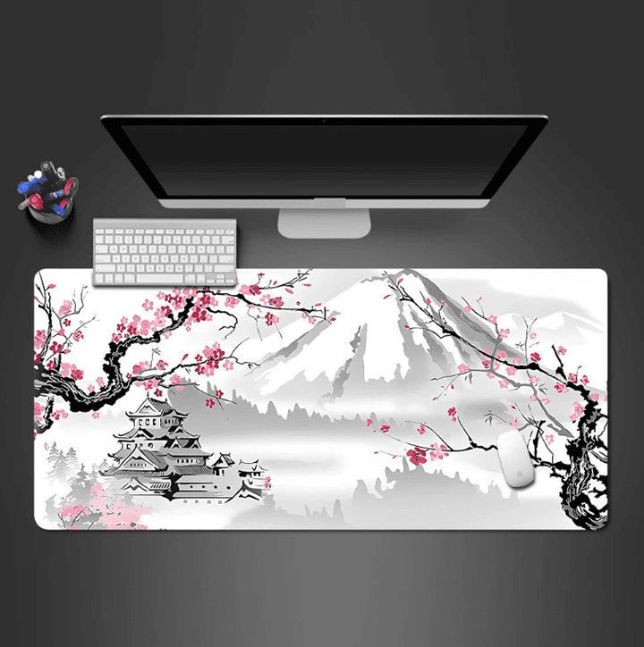 Grand tapis de bureau japonais motif sakura couvrant clavier et souris sur setup complet