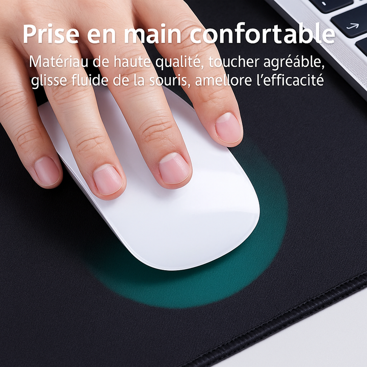 Gros plan sur une main posée sur une souris blanche, glissant avec fluidité sur un tapis de souris noir, illustrant une grande qualité de matériau pour un confort optimal et une efficacité de travail améliorée.