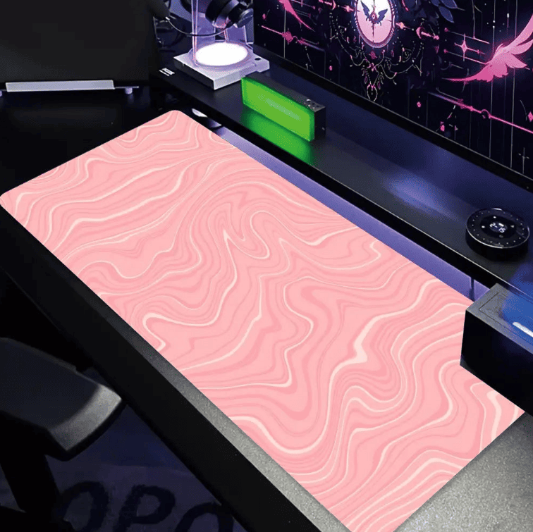 Tapis de souris rose installé sur bureau gaming avec clavier et souris pour setup moderne pastel.
