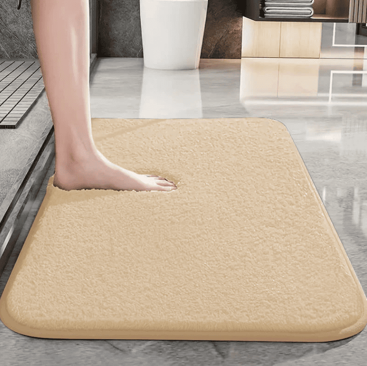 tapis de bain beige doux et absorbant pour salle de bain élégante