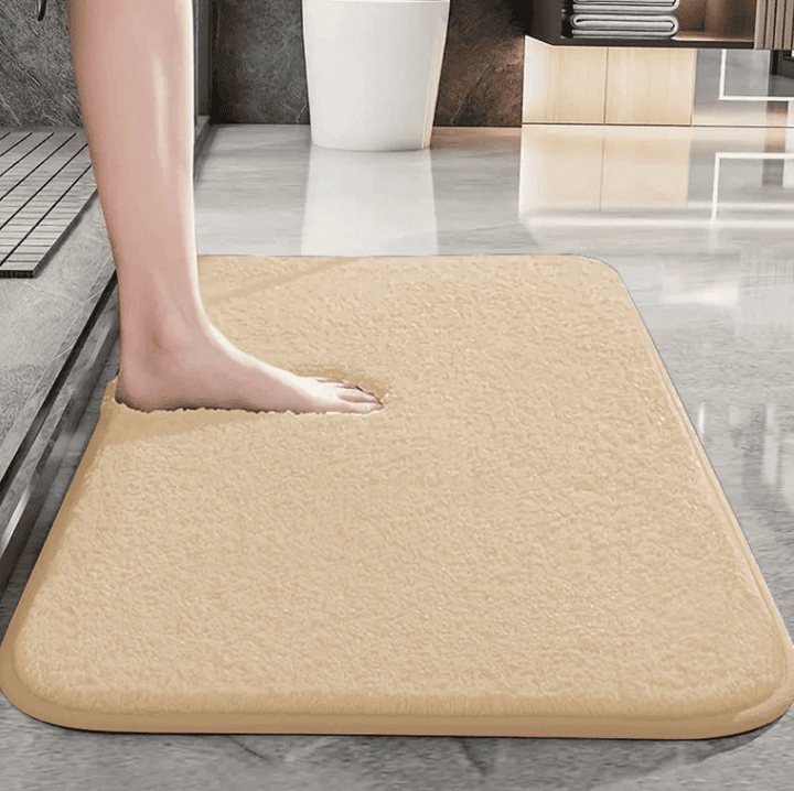 tapis de bain beige doux et absorbant pour salle de bain élégante