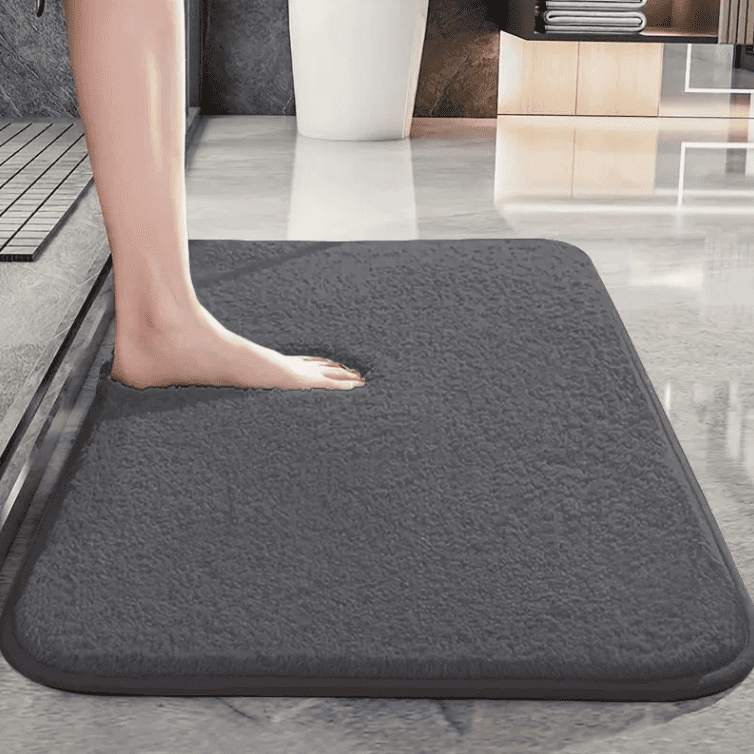 tapis de bain gris foncé antidérapant avec surface douce et confortable