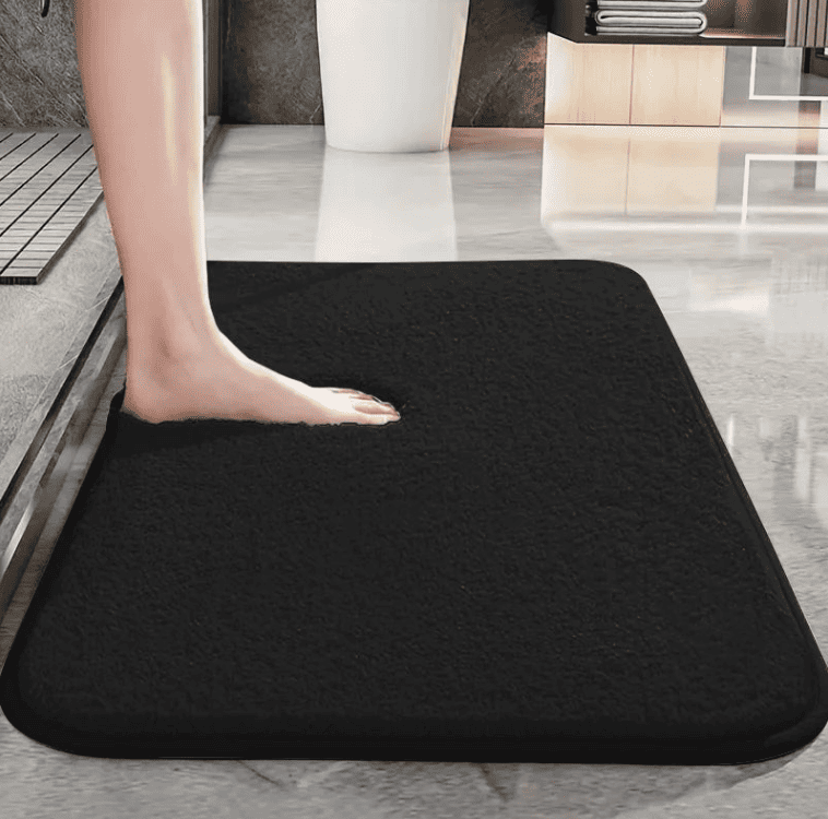 tapis de bain noir absorbant et antidérapant dans une salle de bain moderne