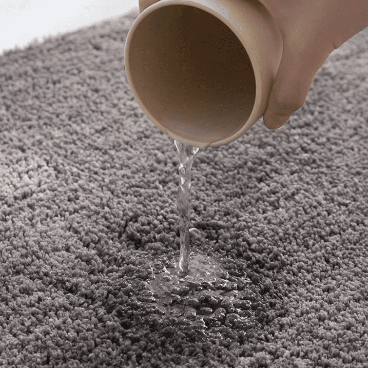 tapis de bain absorbant gris avec eau versée montrant l’absorption rapide