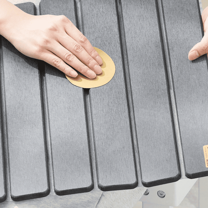nettoyage d’un tapis de bain absorbant diatomite avec une éponge pour entretien facile