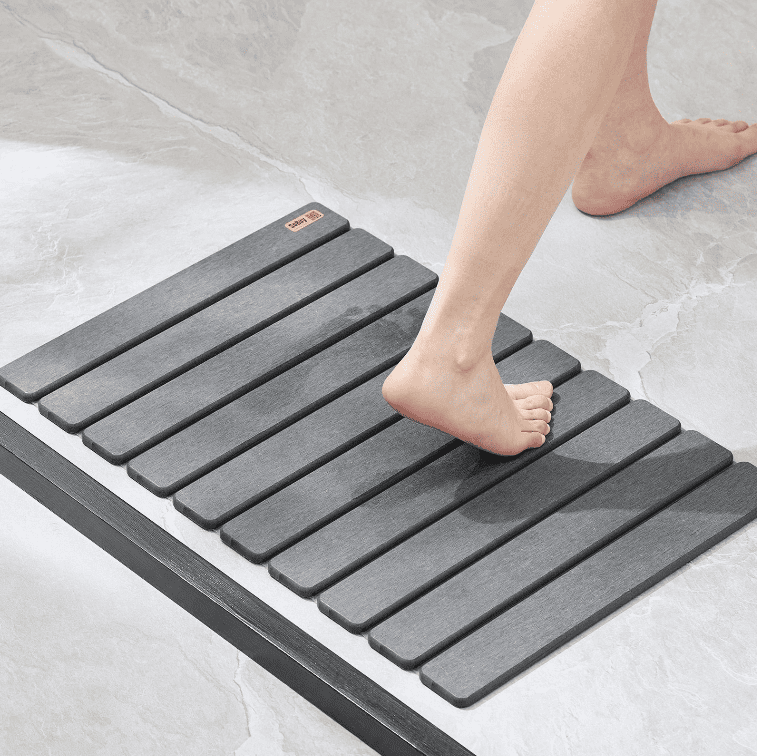 personne marchant sur un tapis de bain absorbant diatomite montrant le séchage rapide