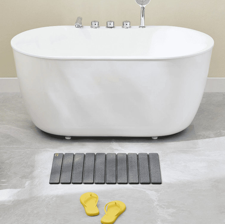 tapis de bain diatomite absorbant placé devant une baignoire pour garder le sol sec