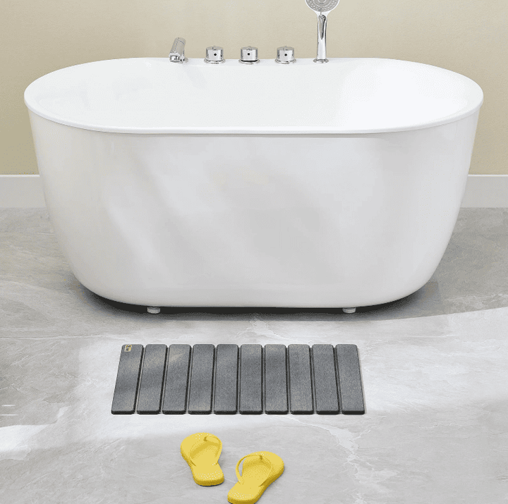 tapis de bain diatomite absorbant placé devant une baignoire pour garder le sol sec