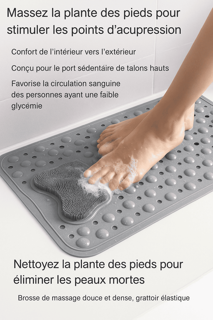 Personne debout pieds nus sur un tapis de bain antidérapant gris à picots et brosse massante, mousse savonneuse pour nettoyer et stimuler la circulation.