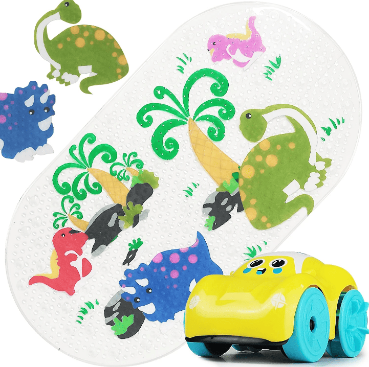 Tapis de bain antidérapant pour bébé imprimé dinosaures colorés, posé dans une baignoire avec un petit bolide jaune pour le jeu.