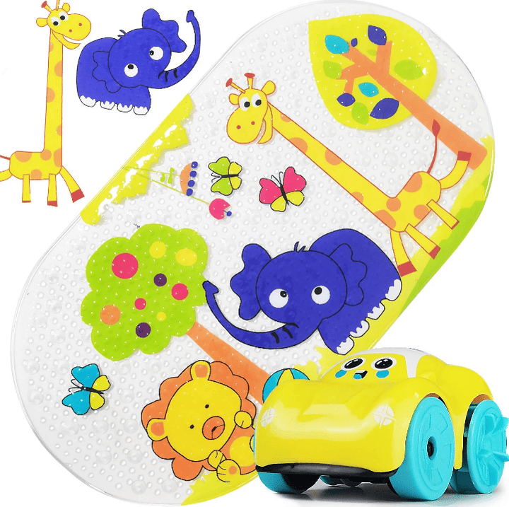 Tapis de bain antidérapant pour bébé orné d’éléphants bleus, de girafes jaunes et de papillons, avec un petit jouet voiture jaune à côté.